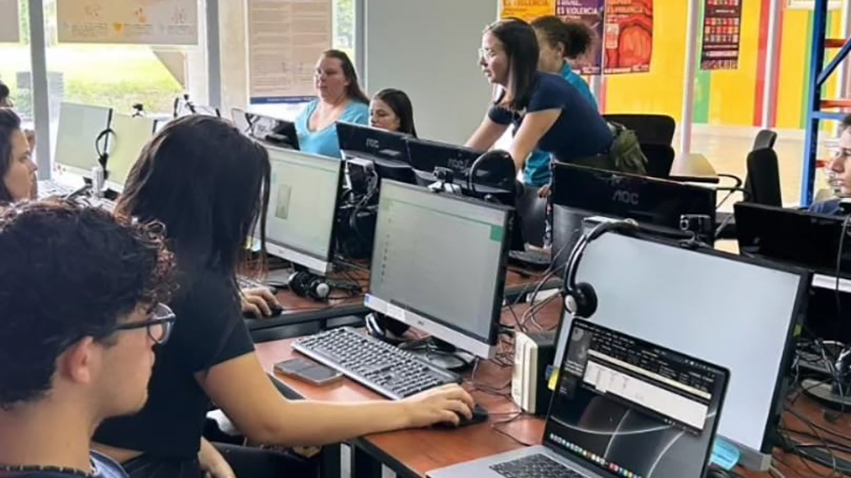 Jóvenes de Costa Rica se capacitan en programación web