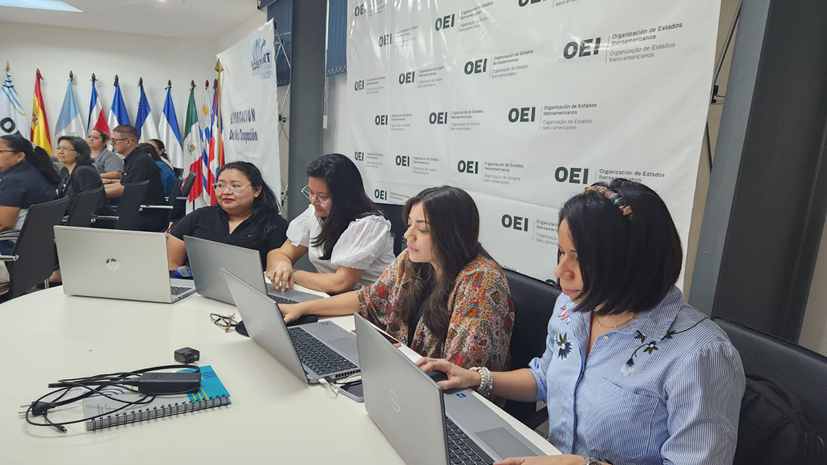 COEXPORT y OEI impulsan capacitación en IA en El Salvador